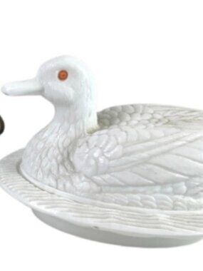 Westmoreland Orange Eyed Duck on Nest Milk Glass Covered Dish Wave Base Vtg RARE